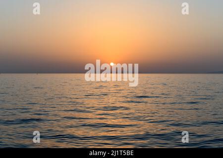 Sonnenuntergang vor der Küste von Oia in der Caldera von Santorini, Kykladen-Inseln, Griechenland, Europa Stockfoto