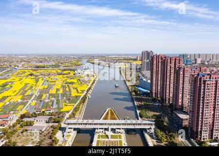 NANTONG, CHINA - 28. MÄRZ 2022 - Schiffe fahren durch die Haian Lock in Nantong, Ostchinas Provinz Jiangsu, 28. März 2022. Stockfoto