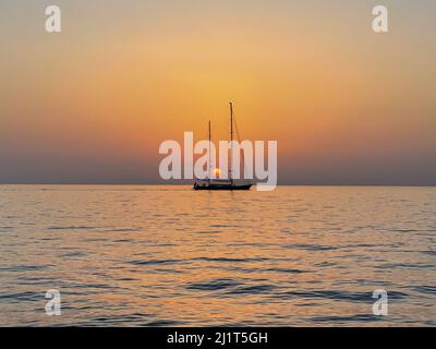 Sonnenuntergang vor der Küste von Oia in der Caldera von Santorini, Kykladen-Inseln, Griechenland, Europa Stockfoto