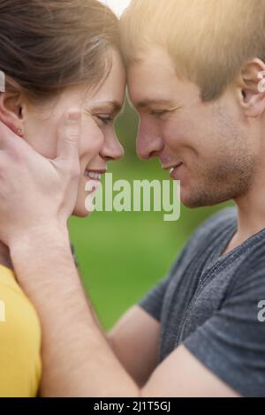 Sich in den Augen der anderen verirrt. Aufnahme eines liebevollen Paares, das sich draußen Zuneigung zeigt. Stockfoto