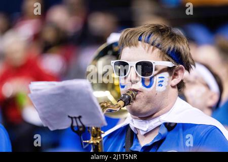 Greensboro, NC, USA. 27. März 2022. Creighton Bluejays Band-Mitglied spielt vor dem NCAA Women's Basketball Tournament 2022 im Greensboro Coliseum in Greensboro, NC. (Scott Kinser/ACC). Kredit: csm/Alamy Live Nachrichten Stockfoto