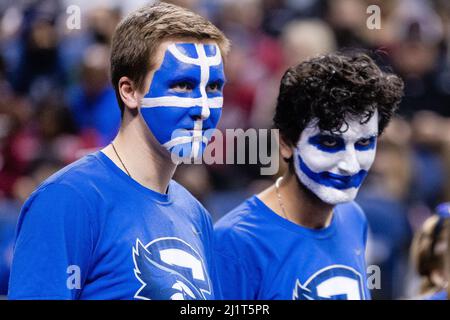 Greensboro, NC, USA. 27. März 2022. Creighton Bluejays Cheerleaders setzten sich vor dem NCAA Women's Basketball Tournament 2022 im Greensboro Coliseum in Greensboro, NC, auf ihr Spielgesicht. (Scott Kinser/ACC). Kredit: csm/Alamy Live Nachrichten Stockfoto