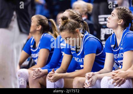 Greensboro, NC, USA. 27. März 2022. Die Creighton Bluejays-Wache Tatum Rembao (2) bereitet sich auf das NCAA Women's Basketball Tournament 2022 im Greensboro Coliseum in Greensboro, NC, vor. (Scott Kinser/ACC). Kredit: csm/Alamy Live Nachrichten Stockfoto