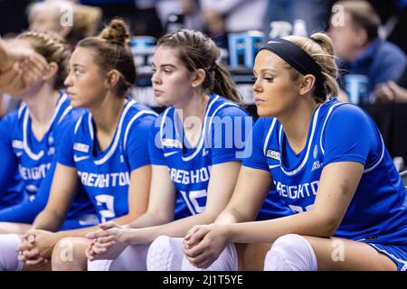 Greensboro, NC, USA. 27. März 2022. Die Creighton Bluejays-Wache Payton Brotzki (33) bereitet sich mental vor dem NCAA Women's Basketball Tournament 2022 im Greensboro Coliseum in Greensboro, NC, vor. (Scott Kinser/ACC). Kredit: csm/Alamy Live Nachrichten Stockfoto