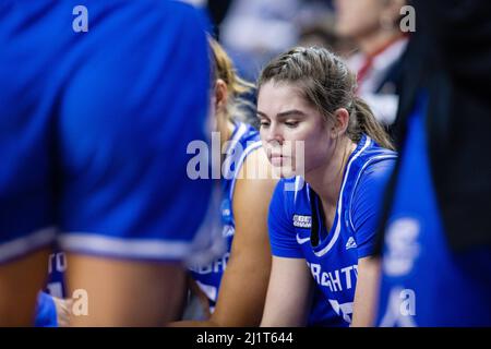 Greensboro, NC, USA. 27. März 2022. Die Creighton Bluejays-Wache Lauren Jensen (15) lauscht während einer Zeitüberschreitung im ersten Quartal des NCAA Women's Basketball Tournament 2022 im Greensboro Coliseum in Greensboro, NC. (Scott Kinser/ACC). Kredit: csm/Alamy Live Nachrichten Stockfoto