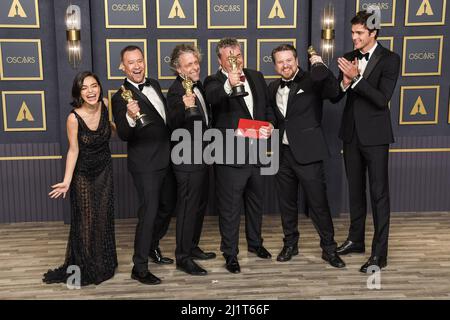 Los Angeles, USA. 27. März 2022. (L-R) Moderatorin Rachel Zegler, Tristan Myles, Brian Connor, Paul Lambert, Gerd Nefzer, Gewinner des Visual Effects Award für Dune und Moderator Jacob Elordi, die auf der Bühne im Presseraum bei den Academy Awards 94. posieren, die am 27. März 2022 im Dolby Theater in Hollywood, CA, abgehalten wurden. (Foto: Sthanlee B. Mirador/Sipa USA) Quelle: SIPA USA/Alamy Live News Stockfoto