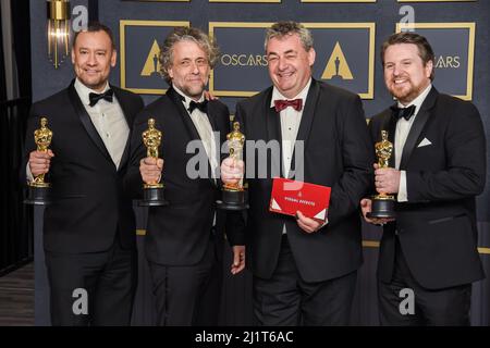 Los Angeles, USA. 27. März 2022. Tristan Myles, Brian Connor, Paul Lambert, Gerd Nefzer, Gewinner des Visual Effects Award für Dune, die auf der Bühne im Presseraum bei den Academy Awards 94. posiert, die am 27. März 2022 im Dolby Theater in Hollywood, CA, abgehalten wurden. (Foto: Sthanlee B. Mirador/Sipa USA) Quelle: SIPA USA/Alamy Live News Stockfoto