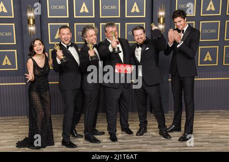 Los Angeles, USA. 27. März 2022. (L-R) Moderatorin Rachel Zegler, Tristan Myles, Brian Connor, Paul Lambert, Gerd Nefzer, Gewinner des Visual Effects Award für Dune und Moderator Jacob Elordi, die auf der Bühne im Presseraum bei den Academy Awards 94. posieren, die am 27. März 2022 im Dolby Theater in Hollywood, CA, abgehalten wurden. (Foto: Sthanlee B. Mirador/Sipa USA) Quelle: SIPA USA/Alamy Live News Stockfoto