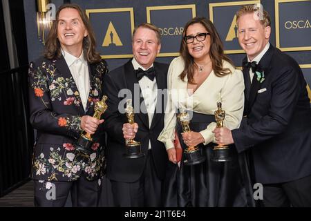 Los Angeles, USA. 27. März 2022. Jared Bush, Byron Howard, Yvett Merino und Clark Spencer Animated Feature Film Gewinner posieren auf der Bühne im Presseraum bei den Academy Awards 94., die am 27. März 2022 im Dolby Theater in Hollywood, CA, abgehalten wurden. (Foto: Sthanlee B. Mirador/Sipa USA) Quelle: SIPA USA/Alamy Live News Stockfoto