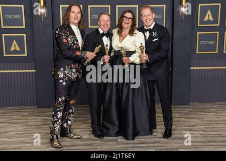 Los Angeles, USA. 27. März 2022. Jared Bush, Byron Howard, Yvett Merino und Clark Spencer Animated Feature Film Gewinner posieren auf der Bühne im Presseraum bei den Academy Awards 94., die am 27. März 2022 im Dolby Theater in Hollywood, CA, abgehalten wurden. (Foto: Sthanlee B. Mirador/Sipa USA) Quelle: SIPA USA/Alamy Live News Stockfoto