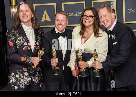 Los Angeles, USA. 27. März 2022. Jared Bush, Byron Howard, Yvett Merino und Clark Spencer Animated Feature Film Gewinner posieren auf der Bühne im Presseraum bei den Academy Awards 94., die am 27. März 2022 im Dolby Theater in Hollywood, CA, abgehalten wurden. (Foto: Sthanlee B. Mirador/Sipa USA) Quelle: SIPA USA/Alamy Live News Stockfoto