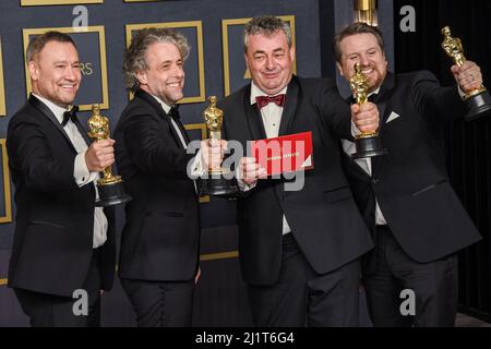 Los Angeles, USA. 27. März 2022. Tristan Myles, Brian Connor, Paul Lambert, Gerd Nefzer, Gewinner des Visual Effects Award für Dune, die auf der Bühne im Presseraum bei den Academy Awards 94. posiert, die am 27. März 2022 im Dolby Theater in Hollywood, CA, abgehalten wurden. (Foto: Sthanlee B. Mirador/Sipa USA) Quelle: SIPA USA/Alamy Live News Stockfoto