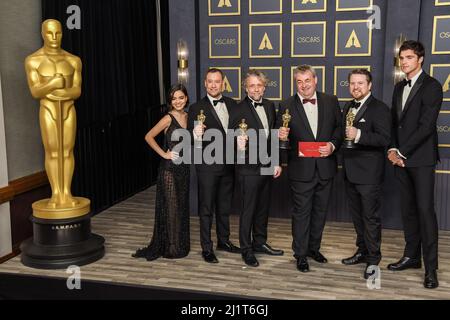 Los Angeles, USA. 27. März 2022. (L-R) Moderatorin Rachel Zegler, Tristan Myles, Brian Connor, Paul Lambert, Gerd Nefzer, Gewinner des Visual Effects Award für Dune und Moderator Jacob Elordi, die auf der Bühne im Presseraum bei den Academy Awards 94. posieren, die am 27. März 2022 im Dolby Theater in Hollywood, CA, abgehalten wurden. (Foto: Sthanlee B. Mirador/Sipa USA) Quelle: SIPA USA/Alamy Live News Stockfoto