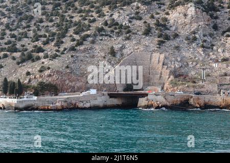 Sewastopol, Krim - 15. März 2021: Eingang zur unterirdischen U-Boot-Basis in Balaklava Stockfoto