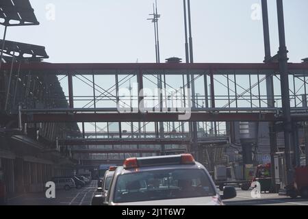 Hamburg, Deutschland. 23. März 2022. Gangways sind an einem Terminal des Hamburger Flughafens zu sehen. Hamburg Airport zieht eine Bilanz des vergangenen Jahres 2021 und gibt einen Ausblick für das laufende Geschäftsjahr am 28. März 2022. Kredit: Marcus Brandt/dpa/Alamy Live Nachrichten Stockfoto