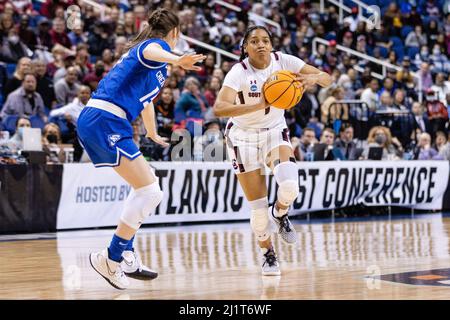 Greensboro, NC, USA. 27. März 2022. Die Creighton Bluejays-Wache Lauren Jensen (15) bewacht den Pass vor der South Carolina Gamecocks-Wache Zia Cooke (1) im ersten Quartal des NCAA Women's Basketball Tournaments 2022 im Greensboro Coliseum in Greensboro, NC. (Scott Kinser/ACC). Kredit: csm/Alamy Live Nachrichten Stockfoto