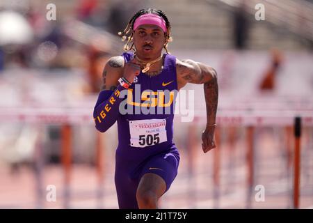 Eric Edwards Jr. von LSU gewinnt die 110m Hürden in einem windunterstützten 13,24 während der Clyde Littlefield Texas Relays 94., Samstag, 26. März 2022, in Austin Stockfoto