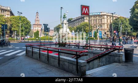 Architektonisches Detail des Bahnhofs Cairoli auf der Linie 1 der Mailänder Metro. Der Bahnhof befindet sich in Largo Benedetto Cairoli, in der Nähe des Castello Sforzesco Stockfoto