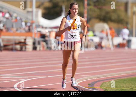 Jemima Russell führt die dritte Etappe der Frauen-Staffel der Südkalifornien mit 4 x 800m, die in 8:38,89during den 94. Rang drei belegt Stockfoto