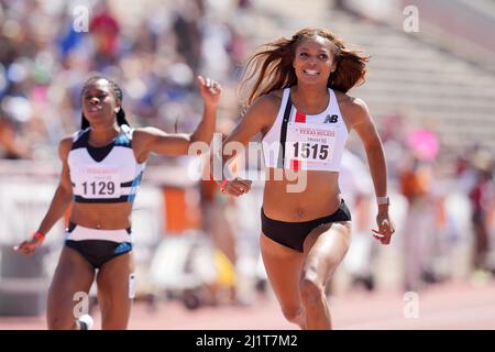 Gabby Thomas alias Gabrielle Thomas (rechts) besiegt Tynia Gaither, um 10,92 beim Clyde Littlefield Texas 94. die Einladungswelle der Frauen 100m zu gewinnen Stockfoto