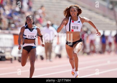 Gabby Thomas alias Gabrielle Thomas (rechts) besiegt Tynia Gaither, um 10,92 beim Clyde Littlefield Texas 94. die Einladungswelle der Frauen 100m zu gewinnen Stockfoto