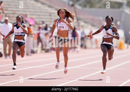 Gabby Thomas alias Gabrielle Thomas (Mitte) besiegt Tamara Clark (rechts) und Tynia Gaither, um 10,92 während der 94 die Einladungswelle der Frauen 100m zu gewinnen Stockfoto