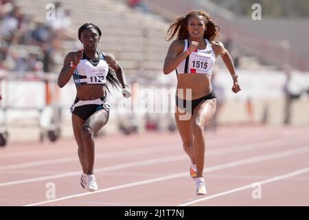 Gabby Thomas alias Gabrielle Thomas (rechts) besiegt Tamara Clark, um die 200m Frauen zu gewinnen, die vom Wind 21,69 zu 21,72 waren, während des Clyde Littlefield T 94. Stockfoto