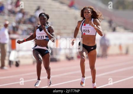 Gabby Thomas alias Gabrielle Thomas (rechts) besiegt Tamara Clark, um die 200m Frauen zu gewinnen, die vom Wind 21,69 zu 21,72 waren, während des Clyde Littlefield T 94. Stockfoto