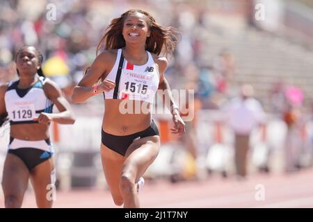 Gabby Thomas alias Gabrielle Thomas (rechts) besiegt Tynia Gaither, um 10,92 beim Clyde Littlefield Texas 94. die Einladungswelle der Frauen 100m zu gewinnen Stockfoto