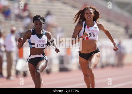 Gabby Thomas alias Gabrielle Thomas (rechts) besiegt Tamara Clark, um die 200m Frauen zu gewinnen, die vom Wind 21,69 zu 21,72 waren, während des Clyde Littlefield T 94. Stockfoto