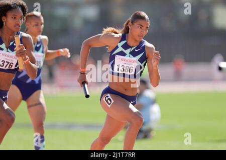 Nicole Yeargin (GBR) läuft in der 4 x 400m-Staffel der Frauen, die während der Clyde Littlefield Texas Relays 94. am Samstag, den 26. März 2022 in Austin Text Stockfoto