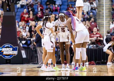 Greensboro, NC, USA. 27. März 2022. South Carolina Gamecocks hüpften sich vor dem Ende einer Zeitüberschreitung beim NCAA Women's Basketball Tournament 2022 im Greensboro Coliseum in Greensboro, NC. (Scott Kinser/ACC). Kredit: csm/Alamy Live Nachrichten Stockfoto