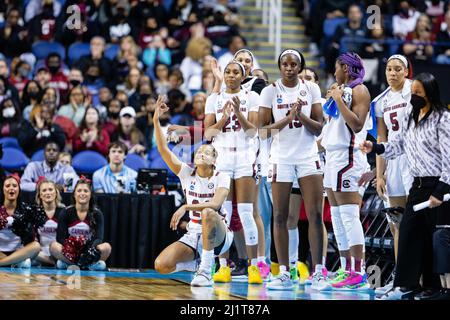 Greensboro, NC, USA. 27. März 2022. South Carolina Gamecocks Starters feuern den Rest des Teams an, während das Warten auf das Ende des NCAA Women's Basketball Tournaments 2022 im Greensboro Coliseum in Greensboro, NC, ansteht. (Scott Kinser/ACC). Kredit: csm/Alamy Live Nachrichten Stockfoto