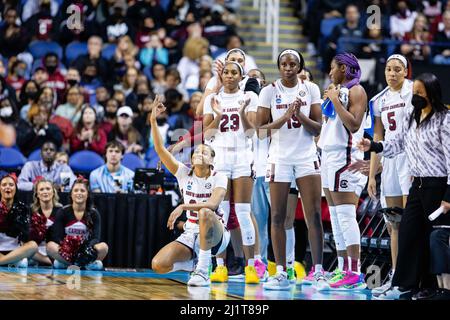 Greensboro, NC, USA. 27. März 2022. South Carolina Gamecocks Starters feuern den Rest des Teams an, während das Warten auf das Ende des NCAA Women's Basketball Tournaments 2022 im Greensboro Coliseum in Greensboro, NC, ansteht. (Scott Kinser/ACC). Kredit: csm/Alamy Live Nachrichten Stockfoto