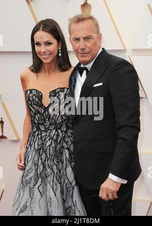 Los Angeles, Kalifornien. 27. März 2022. Christine Baumgartner, Kevin Costner bei der Ankunft für die Academy Awards 94. - Arrivals 3, Dolby Theater, Los Angeles, CA 27. März 2022. Kredit: Elizabeth Goodenough/Everett Collection/Alamy Live Nachrichten Stockfoto