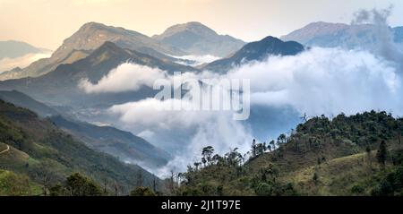 Sonnenaufgang in den Bergen in der Gemeinde Lao Chai, Stadt Sa Pa, Lao Cai, Vietnam Stockfoto