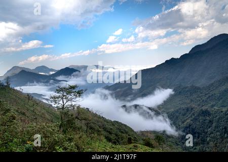 Sonnenaufgang in den Bergen in der Gemeinde Lao Chai, Stadt Sa Pa, Lao Cai, Vietnam Stockfoto