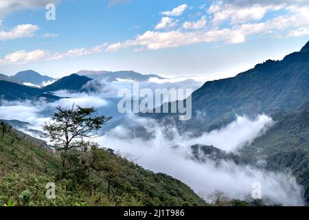 Sonnenaufgang in den Bergen in der Gemeinde Lao Chai, Stadt Sa Pa, Lao Cai, Vietnam Stockfoto