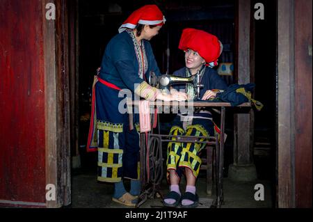 TA Giang Phinh Commune, Sa Pa Town, Provinz Lao Cai, Vietnam - 17. Februar 2022: Porträt von Frauen aus der ethnischen Minderheit der Roten Dao in der Gemeinde Ta Giang Phinh Stockfoto