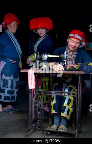TA Giang Phinh Commune, Sa Pa Town, Provinz Lao Cai, Vietnam - 17. Februar 2022: Porträt von Frauen aus der ethnischen Minderheit der Roten Dao in der Gemeinde Ta Giang Phinh Stockfoto