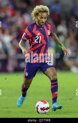 Orlando, Florida, USA. 27. März 2022: Der US-Mittelfeldspieler GIANLUCA BUSIO (21) steuert den Ball während des Qualifikationsspiels der FIFA-Weltmeisterschaft USMNT gegen Panama CONCACAF am 27. März 2022 im Exploria Stadium in Orlando, FL. (Bild: © Cory Knowlton/ZUMA Press Wire) Bild: ZUMA Press, Inc./Alamy Live News Stockfoto
