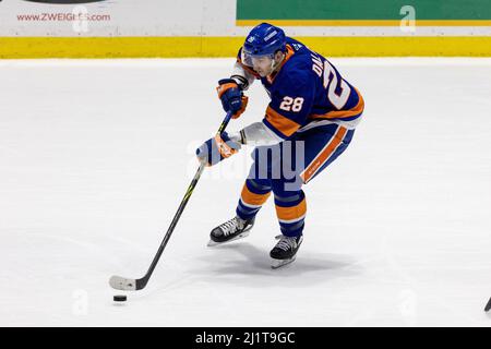 27. März 2022: Bridgeport Islanders-Stürmer Michael Dal Colle (28) Skates mit dem Puck in der dritten Periode gegen die Rochester Americans. Die Rochester Americans veranstalteten die Bridgeport Islanders in der Bill Night bei einem Spiel der American Hockey League in der Blue Cross Arena in Rochester, New York. (Jonathan Tenca/CSM) Stockfoto