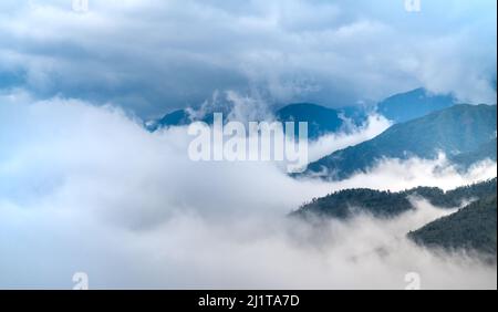 Sonnenaufgang in den Bergen in der Gemeinde Lao Chai, Stadt Sa Pa, Lao Cai, Vietnam Stockfoto