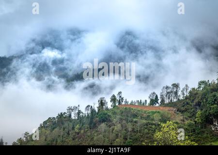 Sonnenaufgang in den Bergen in der Gemeinde Lao Chai, Stadt Sa Pa, Lao Cai, Vietnam Stockfoto