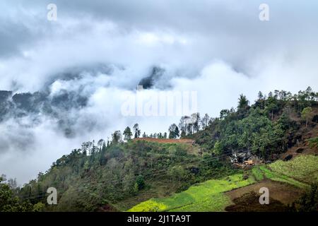 Sonnenaufgang in den Bergen in der Gemeinde Lao Chai, Stadt Sa Pa, Lao Cai, Vietnam Stockfoto