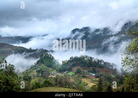 Sonnenaufgang in den Bergen in der Gemeinde Lao Chai, Stadt Sa Pa, Lao Cai, Vietnam Stockfoto