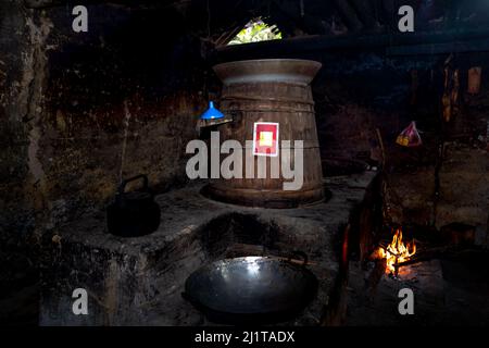 Ban Pho, Distrikt Bac Ha, Provinz Lao Cai, Vietnam - 19. Februar 2022: Bilder der Herstellung von Alkohol aus Maiskörnern nach dem traditionellen Metho Stockfoto