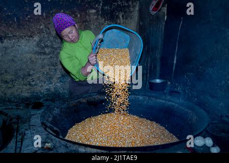 Ban Pho, Distrikt Bac Ha, Provinz Lao Cai, Vietnam - 19. Februar 2022: Bilder der Herstellung von Alkohol aus Maiskörnern nach dem traditionellen Metho Stockfoto