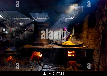 Ban Pho, Distrikt Bac Ha, Provinz Lao Cai, Vietnam - 19. Februar 2022: Bilder der Herstellung von Alkohol aus Maiskörnern nach dem traditionellen Metho Stockfoto