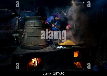 Ban Pho, Distrikt Bac Ha, Provinz Lao Cai, Vietnam - 19. Februar 2022: Bilder der Herstellung von Alkohol aus Maiskörnern nach dem traditionellen Metho Stockfoto